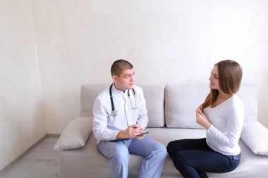 Açıklayıcı doktor resepsiyona gelen kadına tavsiye verir bir