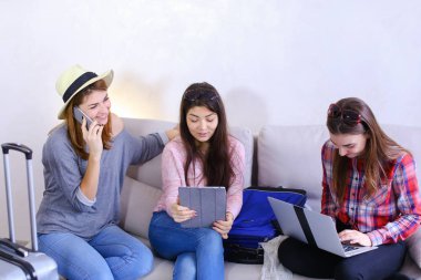 Üç genç kadın kız kardeşi araçları kullanmak ve her ile iletişim