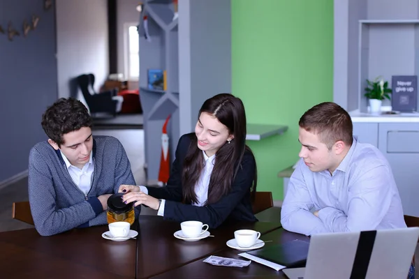 Üç başarılı meslektaşları, kız ve iki adam, içinde eser Özetle