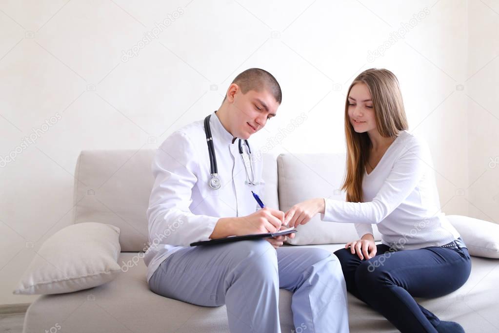 приёму гинеколога мужчины. левин и блондинка интерны. девушка на приеме у врача мужчины. мужчина на гинекологическом кресле. гинеколог мужчина.