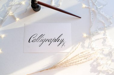 Kaligrafi yazıt üzerinde siyah mürekkep ile güzel kartpostal
