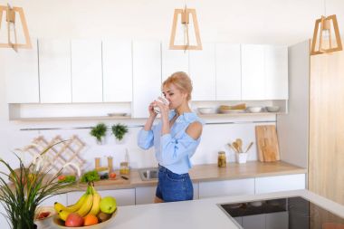 Sabah c tadını mutfak ve uzanıyor, güzel kız yürüyor