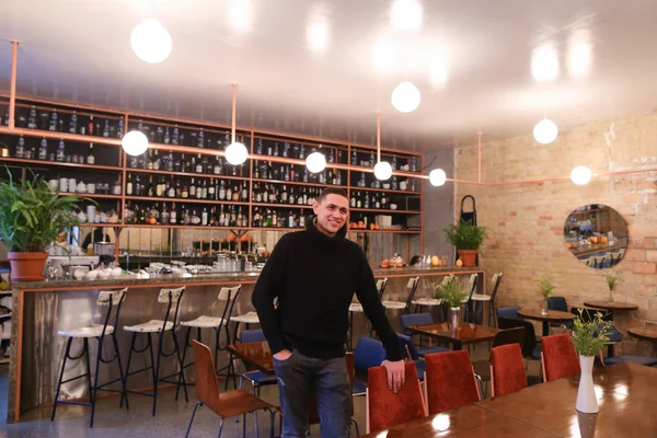 Portrait du gars heureux et propriétaire du restaurant, qui pose et smi — Photo