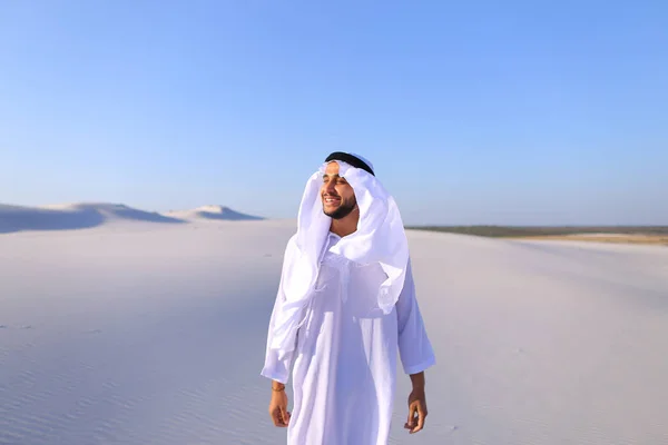 Joven emirato masculino se regocija en la vida y camina a través de extensiones o — Foto de Stock