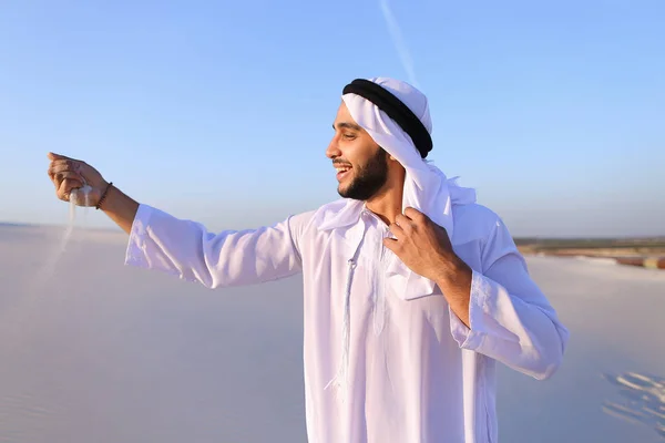 Portrait of Muslim man in sandy desert on clear summer afternoon — Stock Photo, Image