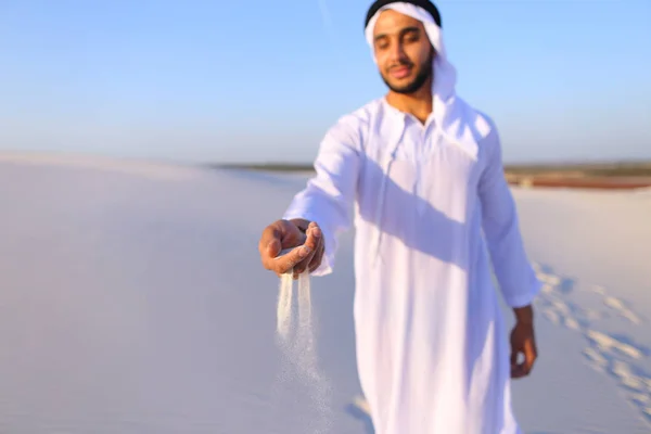 Nahaufnahme des Portraits und der Hände eines jungen Arabers im Sandstrand — Stockfoto