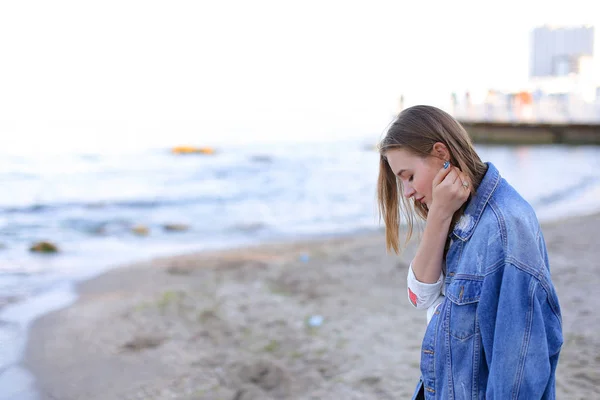 Retrato de linda hembra que respira aire fresco del mar y posa ingenio — Foto de Stock