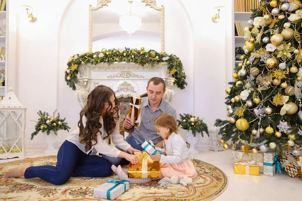 Férias em família encantadoras dentro da tentação troca presentes em grande — Fotografia de Stock