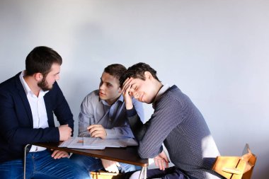 Genç erkek girişimci ve ortakları otobüs çözmede nişanlandık