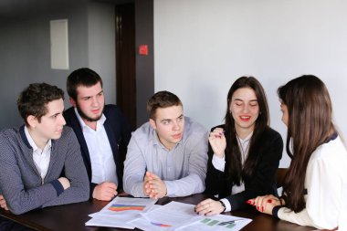 Üç Akıllı adam ve iki sevimli kız programcı kavramı kadar yapmak