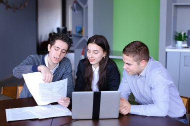 Öğrenciler iki adam ve kız dost arkadaş co oturuyorsun