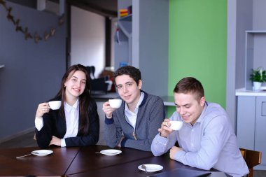 Güzel genç insanlar, kadın ve erkek sınıf cam bak