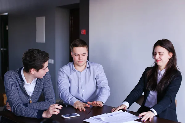 Kadın ve erkek sigorta acenteleri şirket üzerinde görüş hazırlar