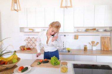 Evet ve şık k yemek hazırlama çekici kız