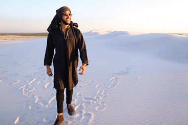 Mutlu adam Arap, çöl, gülümsüyor yürür ve li sahiptir