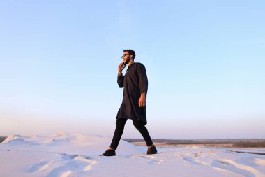 Yakışıklı erkek Arap işadamı görüşmelerde hücresel iş pro, s