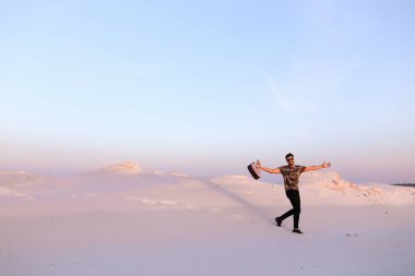 Arap adam çöl güzelliği ile ilham gider ve gitar çi çalış