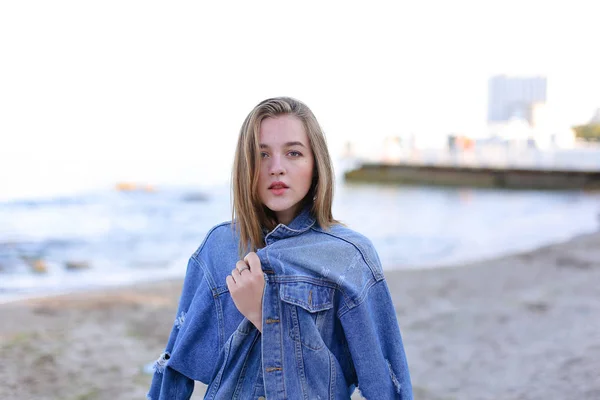 Beautiful girl with charming smile posing on camera, standing on — Stock Photo, Image