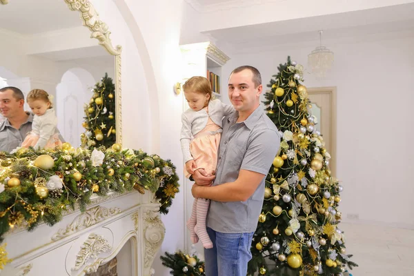 Padre feliz y linda hija con respecto a decoraciones festivas o — Foto de Stock