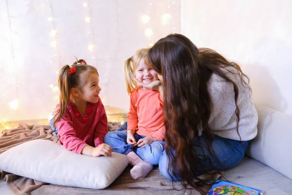 Bella sorella maggiore divertirsi e giocare con le bambine — Foto Stock