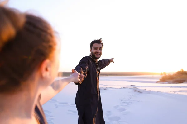 Sevgili Arap adam ve Avrupa kız el ele tutuşup birlikte yürümek — Stok fotoğraf