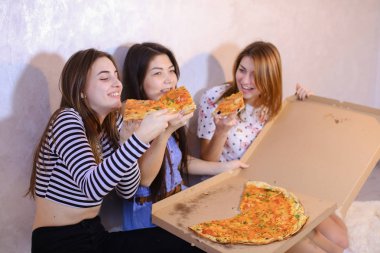 Şirin kızlar serin vakit geçirmek ve pizza keyfini çıkarın, brig katta oturmak