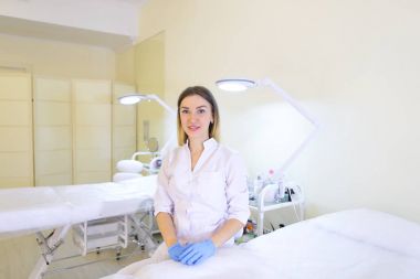 Özel güzellik uzmanı kız çalışma da başlangıcı için hazırlar