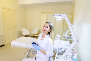 Profesyonel kadın microblading master araçları iş için hazırlar.