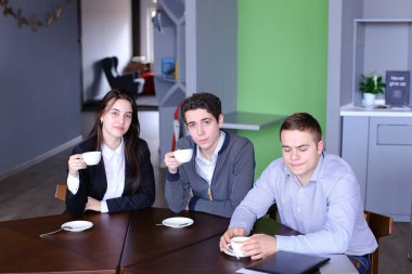 Güzel genç insanlar, kadın ve erkek sınıf cam bak