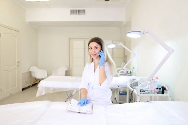 Güzel kadın microblasting ana hücre diyalog yürütmektedir