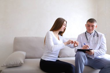 Adam Nefrolojist ve Bayan hasta ben tıbbi fonksiyonlar çalışma