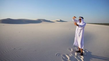 Görkemli genç Arap BAE arasında geniş çöl açık yaz akşamı ayakta güzel çerçeve yakışıklı ayarı arıyorum Şeyh.