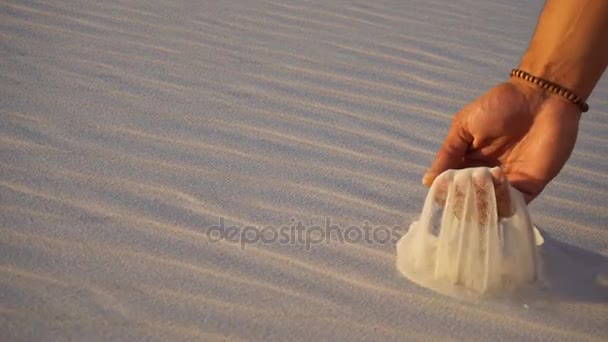 여름날 야외에서 명확 하 게 인물의 근접 촬영과에 모래 사막에서 젊은 아라비아 셰이크 남자의 손에. — 비디오