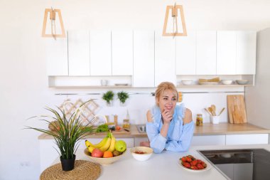 Şık kız ayakta sabah kahvaltı için poz aşçılar
