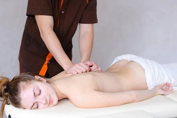 Professionnel mâle masseur pétrit filles retour à patient, qui mentent — Photo