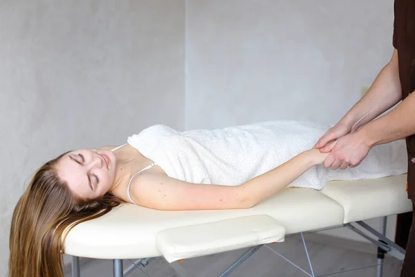 Homme expérimenté médecin applique manuellement la méthode de massage manuel — Photo