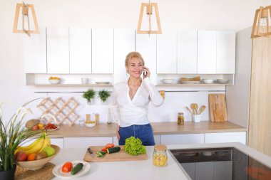 Çekici kız aramalar telefon numarası ve kablosuz telefon sohbet eden cep