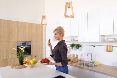 Güzel kadın poz ve kamera olgun st plaka ile gülümseyen