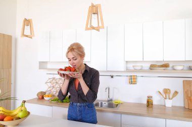 Güzel kadın poz ve kamera olgun st plaka ile gülümseyen