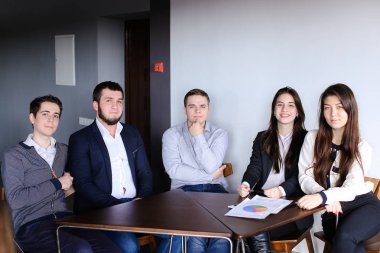 Yöneticileri iki erkek ve kadın possing içinde fotoğraf makinesi ve güleryüzlü bro