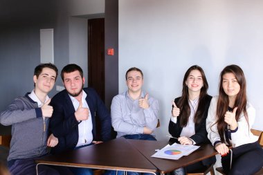 Yöneticileri iki erkek ve kadın possing içinde fotoğraf makinesi ve güleryüzlü bro