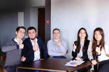 Yöneticileri iki erkek ve kadın possing içinde fotoğraf makinesi ve güleryüzlü bro