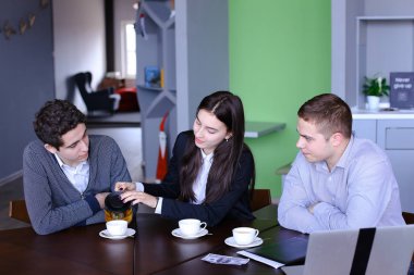 Üç başarılı meslektaşları, kız ve iki adam, içinde eser Özetle