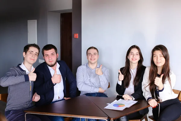 Yöneticileri iki erkek ve kadın possing içinde fotoğraf makinesi ve güleryüzlü bro