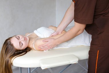 H nazik hareketleri ile deneyimli tıp erkek uzmanı yok