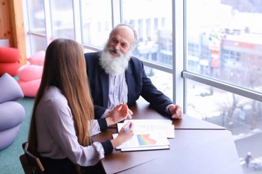 Deneyimli işadamları gülümsüyor ve hisse tavsiye ne ile emekli oldu.