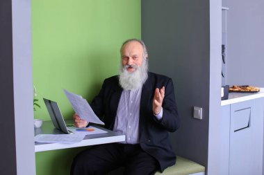 Eski işadamı yönetmen ya da danışman en az balanc hesaplar