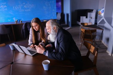Öğrenci kız Profesör için dizüstü bilgisayar kullanmak, tavsiye vermek açıklar