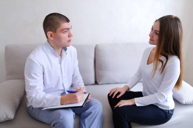 Genç kadın kim dinler ve yazıyor doktor adamı görmeye geldim. Adam bir