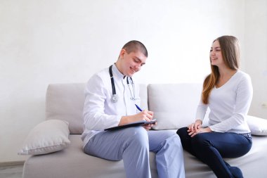 Kız erkek doktor tedavi reçete görmeye geldim. Adam ve w